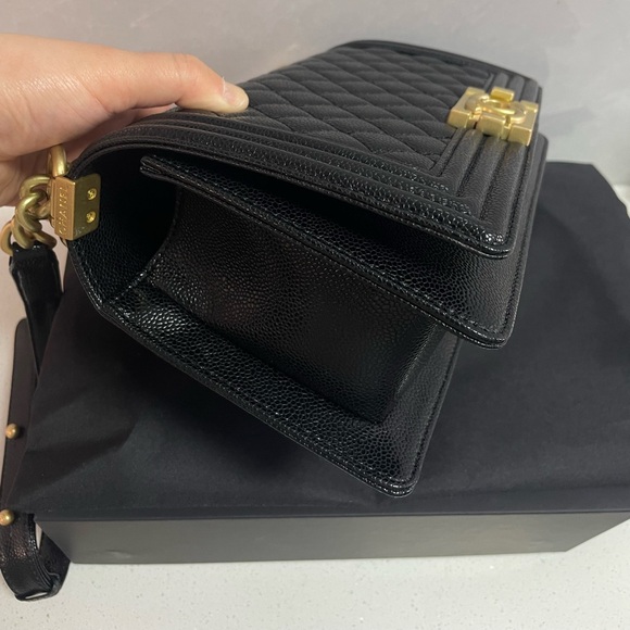 Elegant Black Quilted Crossbody Bag with Gold Hardware - Picture 10 of 10